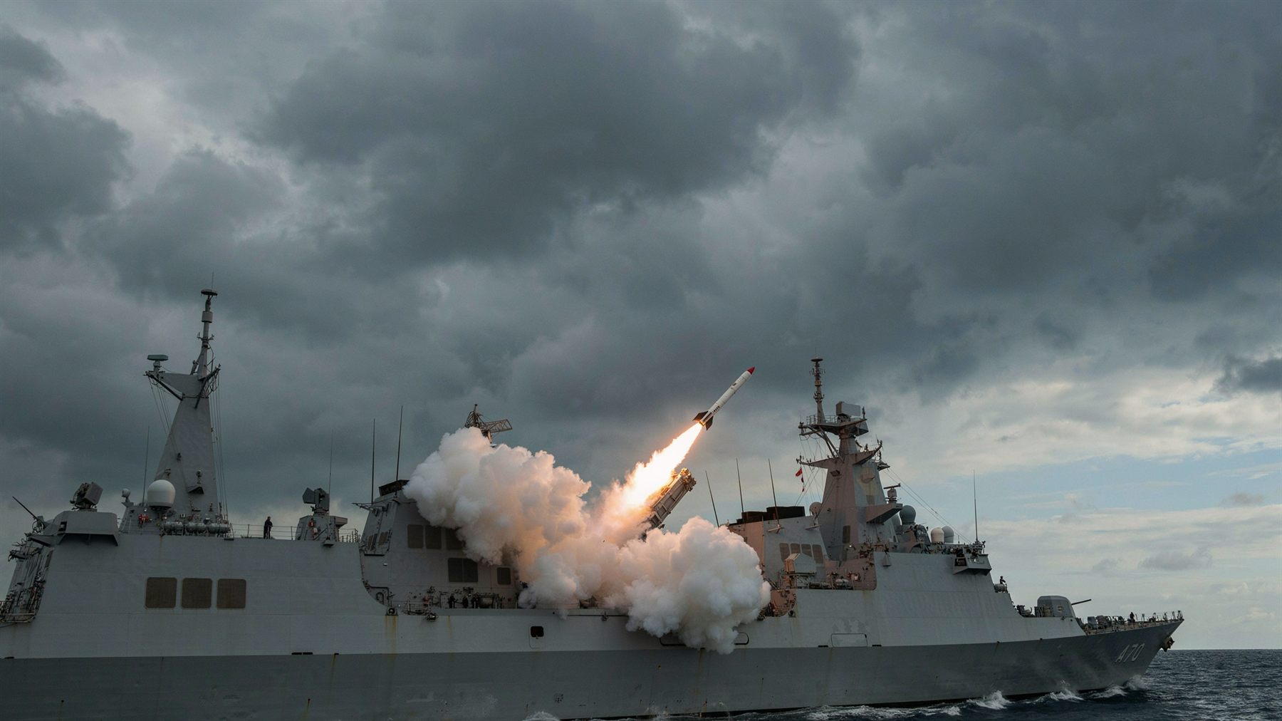 Tir d'un missile de défense aérienne depuis un bâtiment naval
